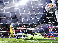 Грубая игра. Жуткая ошибка вратаря.