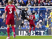 Вратарь нокаутировал нападающего, забившего гол.