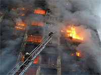 Российская ракета попала в 16-этажный дом в Киеве, есть погибшие