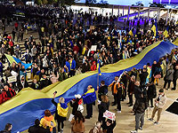 Сегодня вечером на площади перед театром 