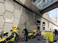 С моста около башен Азриэли упал мужчина, врачи констатировали его смерть