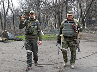 Защитник Мариуполя рассказал NEWSru.co.il, как российские военные используют гражданских в своих целях