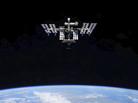 Американский корабль Crew Dragon-4 успешно состыковался с МКС