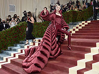 Экстравагантные наряды звезд на красной дорожке Met Gala. Фоторепортаж