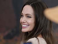 Актриса и посол ООН по делам беженцев Анджелина Джоли прилетела во Львов