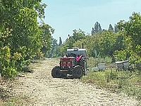 Парамедики пытаются спасти потерявшего сознание тракториста