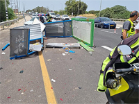 На 35-й трассе автомобиль сбил автобусную стоянку, тяжело травмирован молодой мужчина