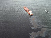 США и Нидерланды предупреждают об опасности ржавого йеменского танкера