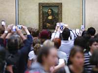 В Париже вандал бросил торт  в