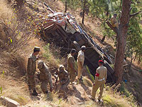 В Пакистане автобус упал в пропасть, около 20 погибших