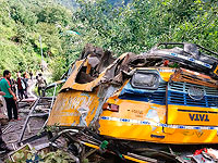 В Индии упал с обрыва автобус, 16 погибших