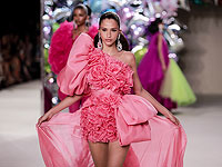 Высокая мода на холодный сезон: в Париже прошел показ мод осень-зима 22-23. Фоторепортаж