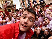 Открытие фестиваля Сан-Фермин в Памплоне: розовое веселье и протест динозавров. Фоторепортаж