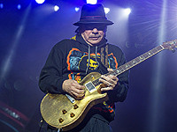 Американский музыкант Карлос Сантана потерял сознание во время концерта в Мичигане