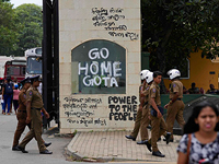 Президент Шри-Ланки официально уведомил премьер-министра о своей отставке