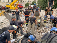 Число жертв обстрела армией РФ города Часов Яр возросло до 18, десятки людей остаются под завалами