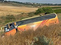 Пассажирский автобус упал со склона на шоссе номер 1 возле развязки Анаба