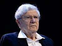 Экс-глава БАГАЦа Аарон Барак судится с соседями из-за строительства балконов