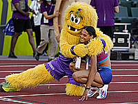 Чемпионат мира по легкой атлетике. Две золотые медали завоевали американцы. В беге на 400 м - триумф Карибского бассейна