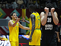 Баскетбол. Сборная Австралии стала первым финалистом Кубка Азии. Лучший игрок полуфинала - бывший центровой 