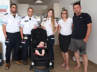 Ольга Перунова встретилась с парамедиками, которые полгода назад помогли появиться на свет ее дочери