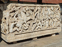 Легенды и мифы Ашкелона: античные саркофаги получили подобающий постамент