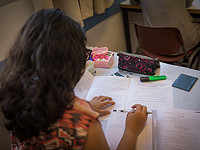 СМИ опубликовали любовную записку, якобы полученную школьницей от учительницы