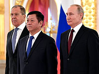 Китайский посол в Москве Чжан Ханьхуэй (в центре) возложил на США ответственность за 
