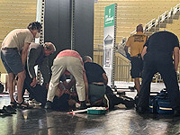 Писатель Салман Рушди, чьей смерти желал Иран, подвергся нападению в США