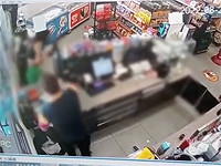 Предъявлены обвинения продавцу, воткнувшему в спину покупательнице 