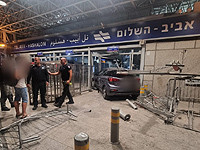 Автомобиль врезался в здание железнодорожной станции 
