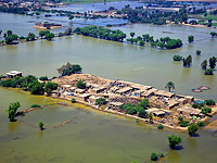 Число жертв наводнения в Пакистане продолжает расти: около 1300 погибших