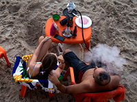 Опрос: две трети курильщиков кальяна в ПА и Газе – женщины