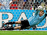 Бывший вратарь сборной Германии ведет войну с соседями при помощи бензопилы