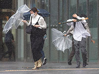 Тайфун Нанмадол пришел в Японию, десятки тысяч домов без электричества