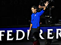 Кубок Лэйвера. Фанат поджег себя на корте на глазах Джоковича и Федерера