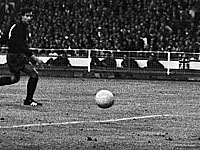 Умер известный футболист, участник четырех чемпионатов мира