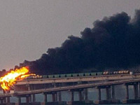 Мощный взрыв привел к обрушению Крымского моста