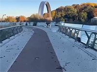 Мэр Киева показал, как выглядит пешеходный мост после ракетного обстрела. Видео