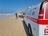 На диком пляже в Нетании реанимируют тонувшую пожилую туристку