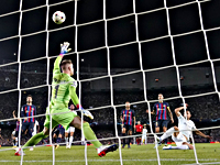 Левандовски забил два мяча.