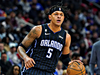 Первый номер драфта НБА впечатляюще дебютировал.