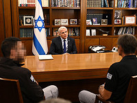 Яир Лапид встретился с Сергеем и Надавом, охранниками, нейтрализовавшими террориста в Маале-Адумим