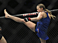 UFC 280. Кэтлин Чукагян пришлось полностью раздеться, но