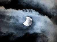 Частичное солнечное затмение в Израиле и других странах мира. Фоторепортаж