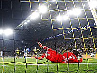 Махрез не реализовал пенальти. 