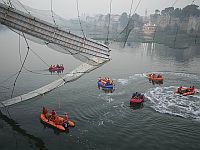 Обрушение моста в Индии: не менее 130 погибших