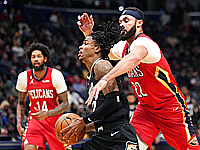 Джа Морант забросил с середины площадки.