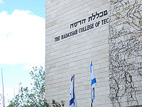 Студенты иерусалимского колледжа потребовали уволить из буфета работницу с татуировкой винтовки на руке