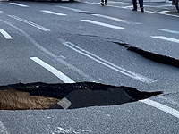 Из-за провала полотна шоссе 